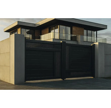 Casă modernă cu poartă de intrare și zid de beton