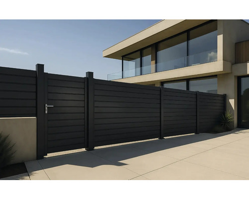 Împrejmuire modernă a proprietății cu poartă și lamele orizontale în fața unei case