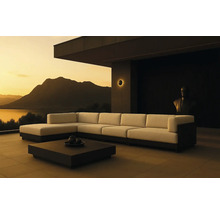 Canapea modulară mare cu măsuță de cafea pe o terasă cu vedere la munte