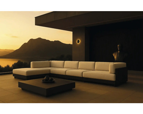 Canapea modulară mare cu măsuță de cafea pe o terasă cu vedere la munte