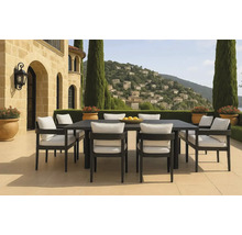 Set de mobilier de grădină cu masă și scaune pe o terasă cu vedere spre un peisaj deluros.