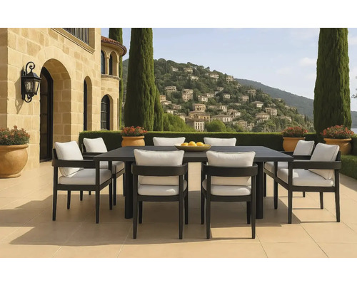 Set de mobilier de grădină cu masă și scaune pe o terasă cu vedere spre un peisaj deluros.