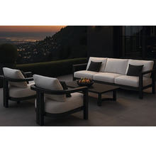 Terasa cu grup de relaxare format din canapea, fotolii și masă