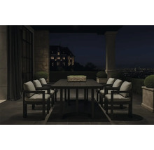 Scenă de grădină cu masă și scaune de luat masa pe timp de noapte