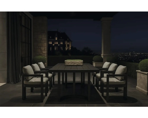 Scenă de grădină cu masă și scaune de luat masa pe timp de noapte