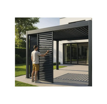 Bărbat care manevrează lamele pe un acoperiș de terasă cu acoperiș lamelar