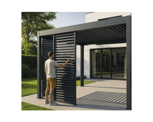 Bărbat care manevrează lamele pe un acoperiș de terasă cu acoperiș lamelar