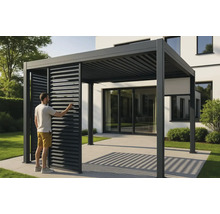 Pergolă din aluminiu cu lamele reglabile și persoană în grădină