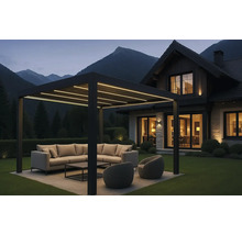 Copertină de terasă iluminată cu zonă de relaxare și casă rezidențială în fundal.