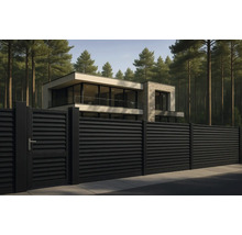 Casă modernă cu gard și poartă în fața pădurii