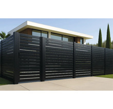 Gard modern de protecție vizuală din lamele orizontale pentru exterior.