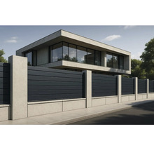 Fațadă modernă a casei cu gard din lamele de aluminiu și stâlpi de beton