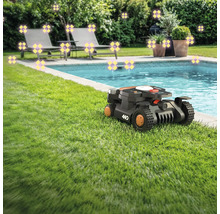 Scenă cu un robot de tuns iarba lângă o piscină, înconjurat de mobilier de grădină și plante.