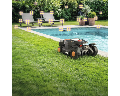 Scenă cu un robot de tuns iarba lângă o piscină, înconjurat de mobilier de grădină și plante.
