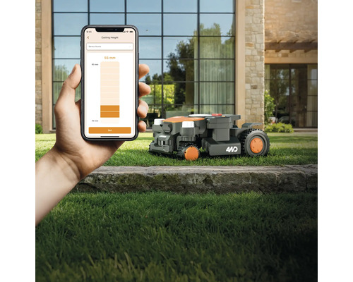 Robot de tuns gazon în funcțiune, controlat printr-o aplicație de smartphone pentru a seta înălțimea de tăiere