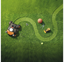 Vedere de sus a unui gazon cu o mașină de tuns iarba robotizată, o minge de baschet, o mașină de jucărie, foarfece de grădină, o minge de tenis, ochelari și chei