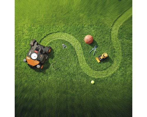 Vedere de sus a unui gazon cu o mașină de tuns iarba robotizată, o minge de baschet, o mașină de jucărie, foarfece de grădină, o minge de tenis, ochelari și chei