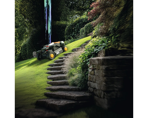 Scenă cu o mașină de tuns iarba robotizată pe un gazon verde lângă o scară de piatră