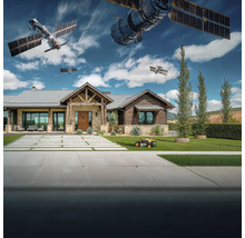 Casă modernă cu robot de tuns iarba și sateliți pe cer