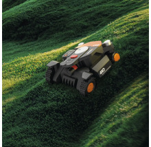 Mașină de tuns iarba robotizată pe un gazon