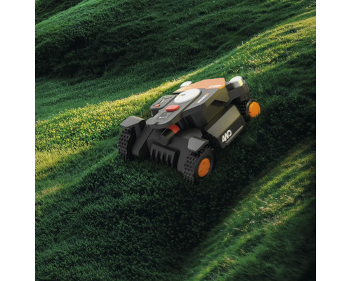 Mașină de tuns iarba robotizată pe un gazon