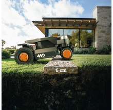 O mașină de tuns iarba robot depășește o bordură de 6 centimetri.