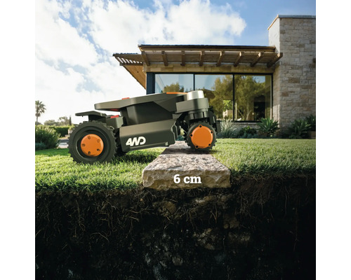 O mașină de tuns iarba robot depășește o bordură de 6 centimetri.