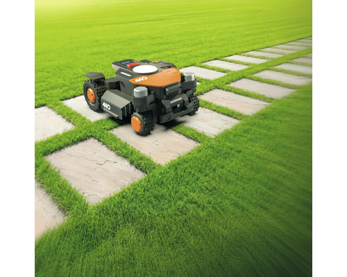 O mașină de tuns iarba robotizată pe un gazon