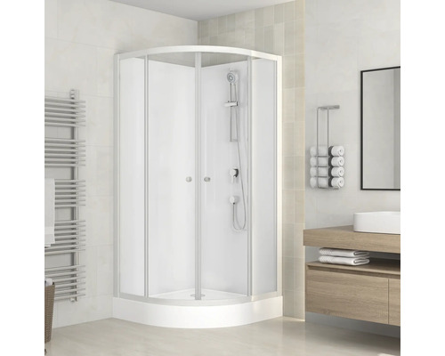 Cabină de duș pe colț cu uși glisante într-o baie luminoasă