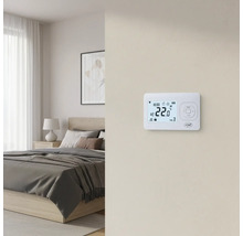 O cameră cu un termostat digital montat pe perete pentru controlul temperaturii.