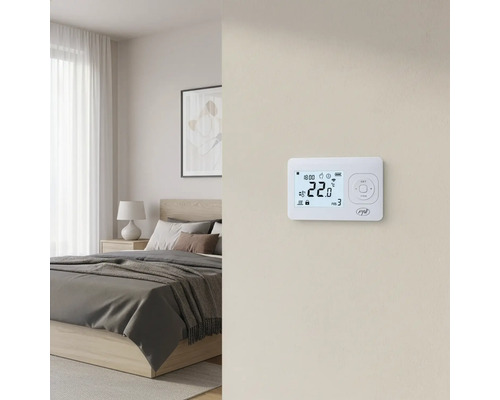 O cameră cu un termostat digital montat pe perete pentru controlul temperaturii.