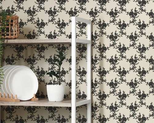 Tapetă cu model floral pe perete cu raft