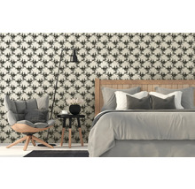 Dormitor cu tapet cu model floral, pat, fotoliu și lampă de podea