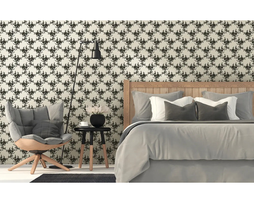 Dormitor cu tapet cu model floral, pat, fotoliu și lampă de podea