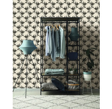 Exemplu de amenajare cu suport pentru haine, lampadar și tapet cu model pentru o ambianță stilată.