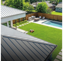 Vedere a unei grădini cu robot de tuns iarba, piscină și zonă de grătar