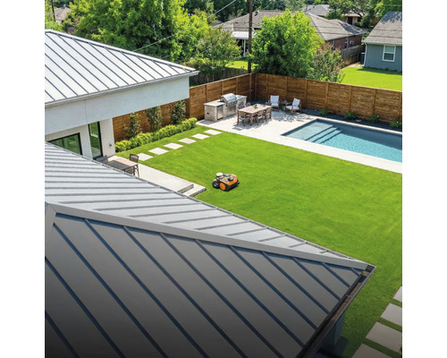 Vedere a unei grădini cu robot de tuns iarba, piscină și zonă de grătar