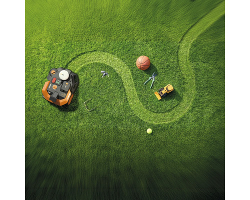 Suprafață de gazon cu robot de tuns iarba, minge de baschet, foarfecă de grădină, excavator de jucărie, minge de tenis, chei și ochelari