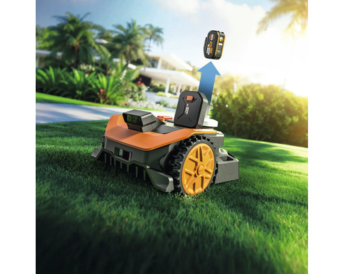 Robot de tuns iarba Worx cu baterie pe gazon în fața casei