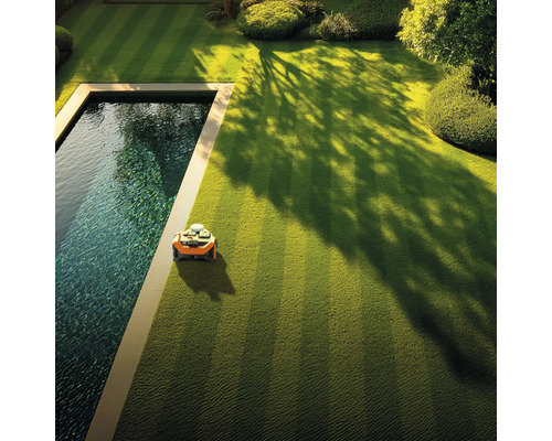 Robot de tuns iarba pe un gazon lângă o piscină