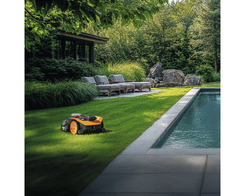 Robot de tuns iarba în funcțiune pe un gazon lângă o piscină