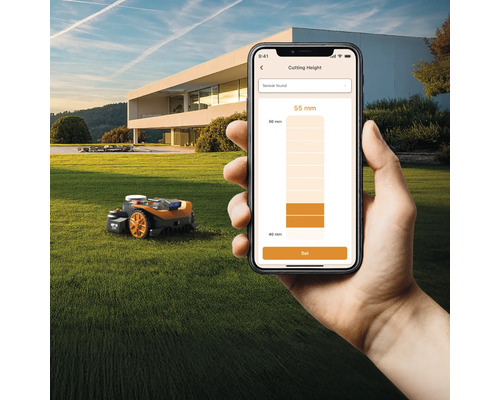 O mașină de tuns iarba robotizată pe un gazon este controlată printr-o aplicație de smartphone.