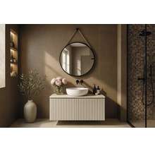 Baie luminoasă cu dulap de lavoar, oglindă rotundă cu suspensie pe frânghie și duș cu gresie