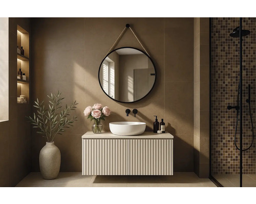 Baie luminoasă cu dulap de lavoar, oglindă rotundă cu suspensie pe frânghie și duș cu gresie