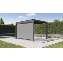 Pergolă cu element lateral ca protecție solară în grădină