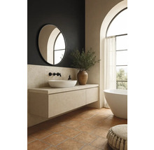 Baie luminoasă cu chiuvetă, oglindă și cadă.