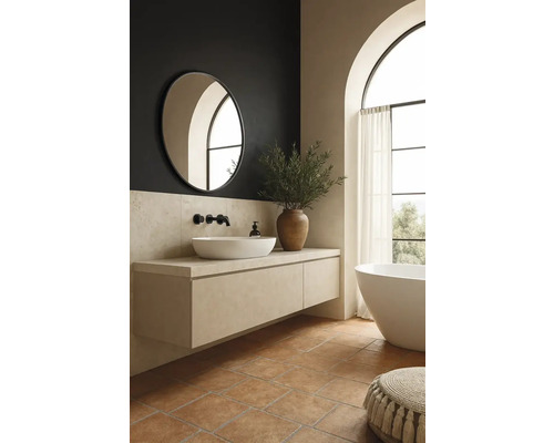 Baie luminoasă cu chiuvetă, oglindă și cadă.