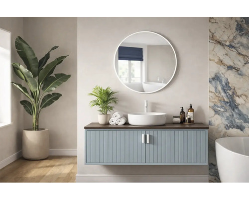 Baie luminoasă cu dulap de lavoar, oglindă rotundă și plante de interior.