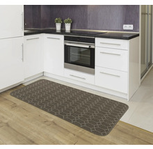 Bucătărie modernă cu covor de bucătărie cu design geometric pe podea de lemn