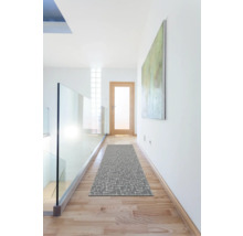 Hol cu covor gri cu model geometric